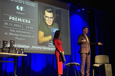 Pewnym krokiem, stąpając po czerwonym dywanie, na scenę..