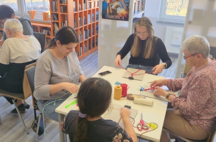 Dzisiaj w naszej bibliotece było twórczo, kolorowo i bardzo klimatycznie