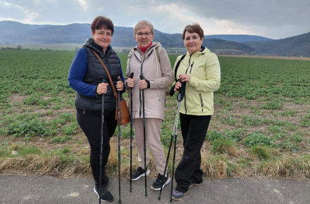 Podczas kolejnego spaceru z kijkami nordic walking nie zabrakło naszej ulubionej tradycji – czytania pod chmurką. 