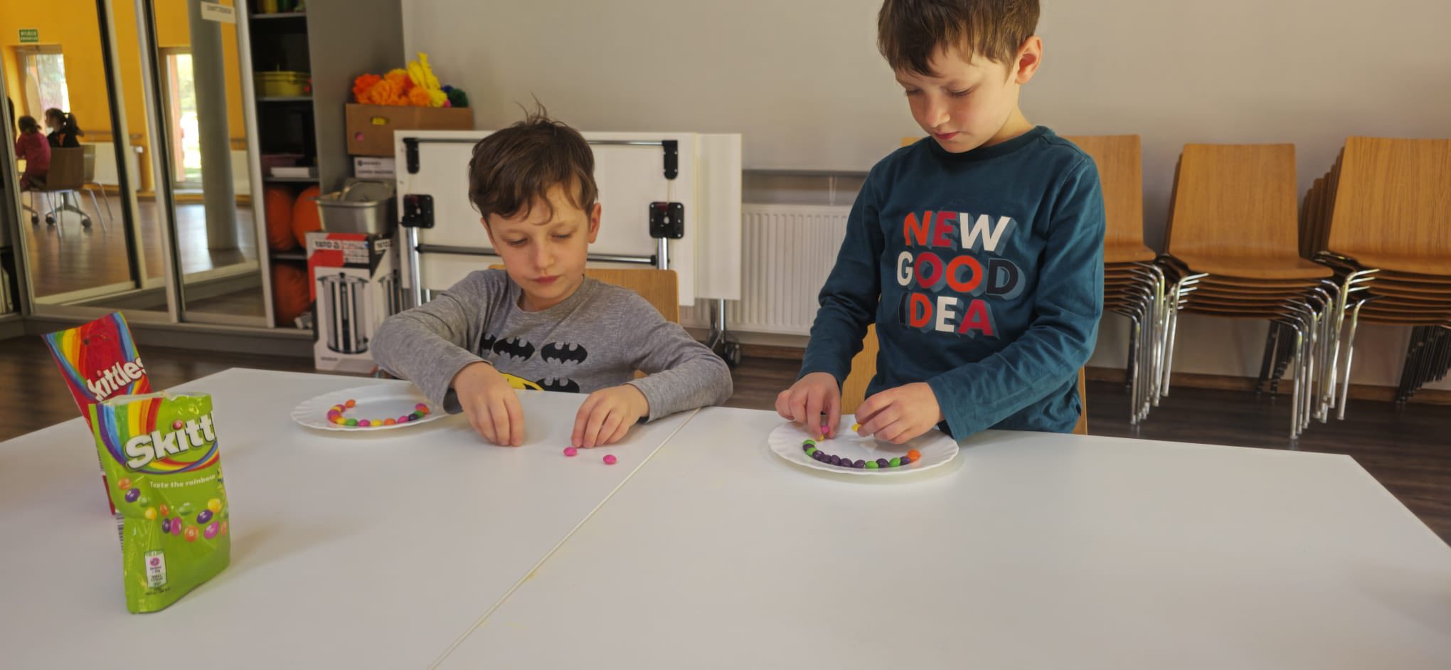 Wczoraj w Rościszowie odbyły się kolejne zajęcia Klubu Małego Chemika w ramach cyklicznych spotkań „Czwartki w Bibliotece”.