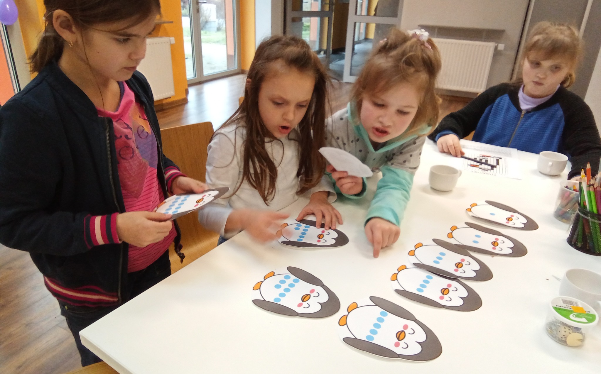 Dzieci z rościszowskiej biblioteki podczas piątkowych zajęć..