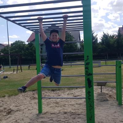 Pogoda nam sprzyja, dzisiaj zawędrowaliśmy na plac zabaw i boisko treningowe
