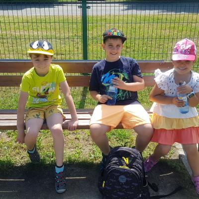 Pogoda nam sprzyja, dzisiaj zawędrowaliśmy na plac zabaw i boisko treningowe