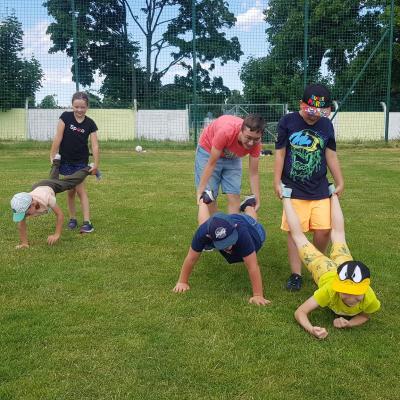 Pogoda nam sprzyja, dzisiaj zawędrowaliśmy na plac zabaw i boisko treningowe