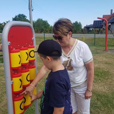 Pogoda nam sprzyja, dzisiaj zawędrowaliśmy na plac zabaw i boisko treningowe