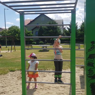 Pogoda nam sprzyja, dzisiaj zawędrowaliśmy na plac zabaw i boisko treningowe