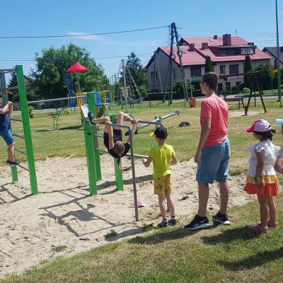Pogoda nam sprzyja, dzisiaj zawędrowaliśmy na plac zabaw i boisko treningowe