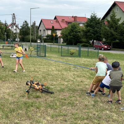 Dzisiejsze popołudnie spędziliśmy bawiąc się pod chmurką na placu zabaw przy os. Królów w Pieszyce - miasto w Górach Sowich