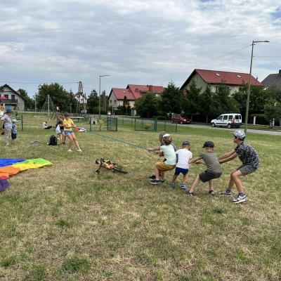 Dzisiejsze popołudnie spędziliśmy bawiąc się pod chmurką na placu zabaw przy os. Królów w Pieszyce - miasto w Górach Sowich