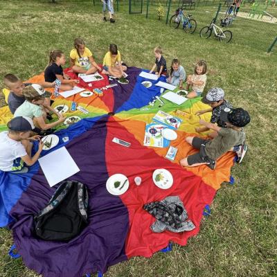 Dzisiejsze popołudnie spędziliśmy bawiąc się pod chmurką na placu zabaw przy os. Królów w Pieszyce - miasto w Górach Sowich