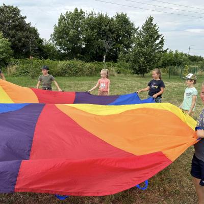 Dzisiejsze popołudnie spędziliśmy bawiąc się pod chmurką na placu zabaw przy os. Królów w Pieszyce - miasto w Górach Sowich