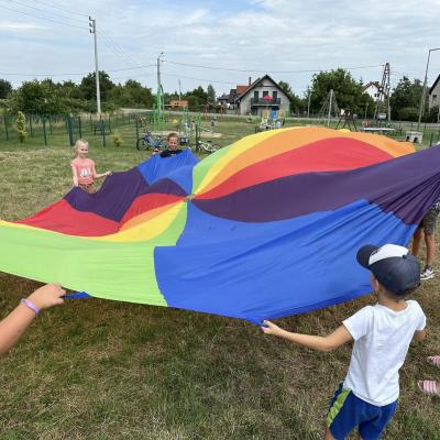 Dzisiejsze popołudnie spędziliśmy bawiąc się pod chmurką na placu zabaw przy os. Królów w Pieszyce - miasto w Górach Sowich