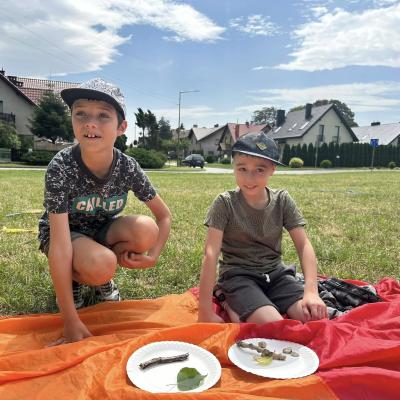 Dzisiejsze popołudnie spędziliśmy bawiąc się pod chmurką na placu zabaw przy os. Królów w Pieszyce - miasto w Górach Sowich