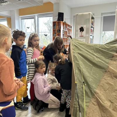 Czy w bibliotece można rozbić namiot?